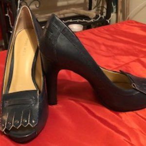 Nine West Peep hole pums